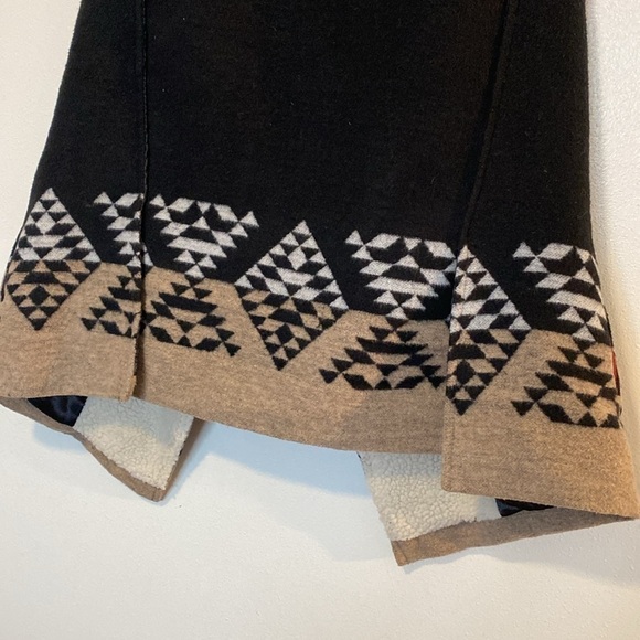 Me Jane Buckle Boho Aztec Vest with Sherpa Collar - Picture 6 of 11